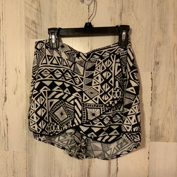 Black and white skort - Picture 1 of 5